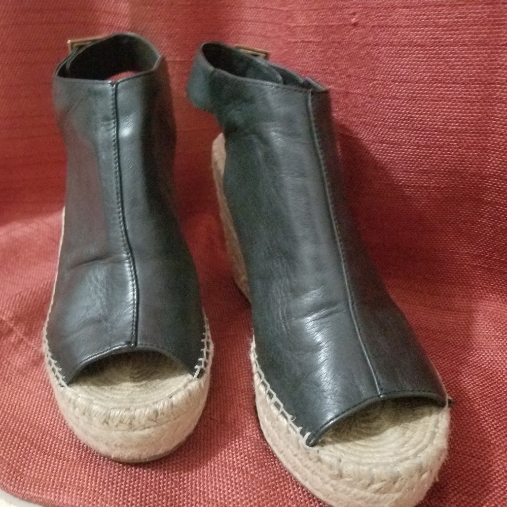 Kenneth Cole black wedges with buckles